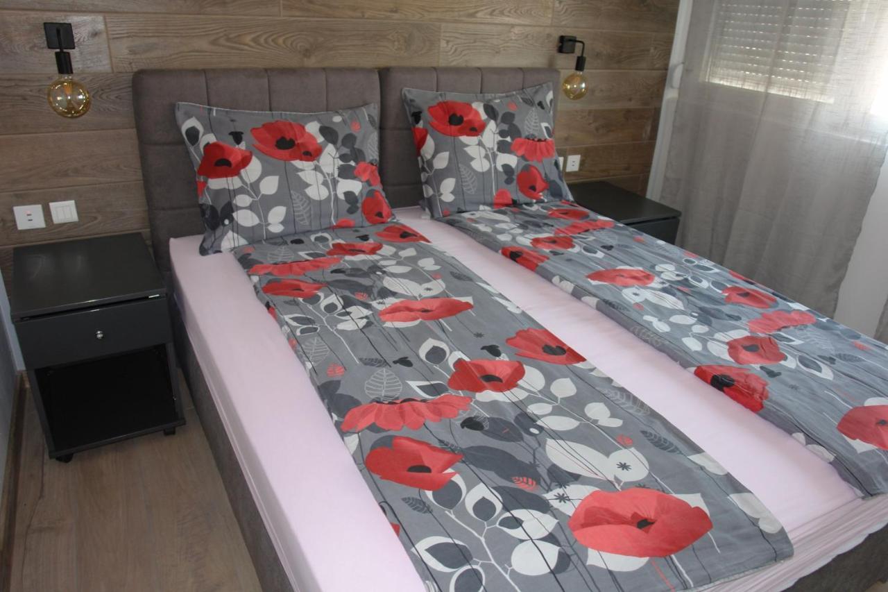 Apartmani Milokanovic Funtana Esterno foto
